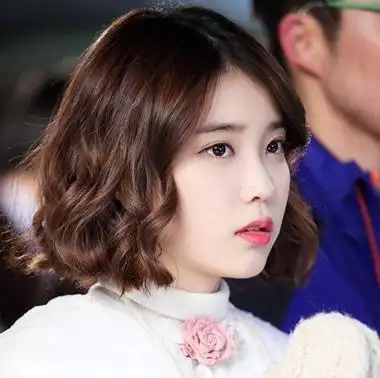 今秋短发女生烫螺旋卷秒变轻熟美人 韩国二三十岁女生大火短发设