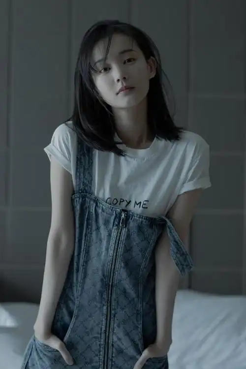 李一桐真有30岁?穿白色露肩裙配微卷及肩发,依旧清纯甜美