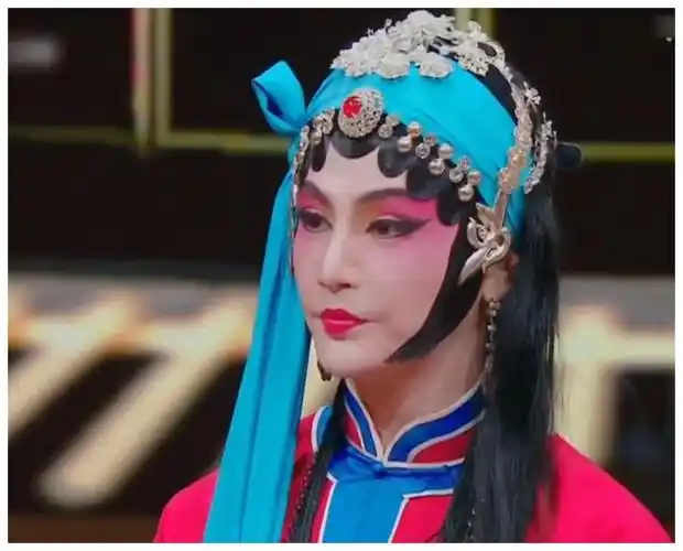 孙坚的长相是很适合女装造型和京剧旦角的,扮上之后的效果挺令人惊艳