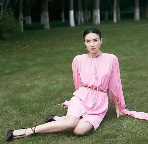 巩俐说起来,巩俐也是一位大骨架女星,肩宽背厚,曾穿抹胸裙出席红毯,引