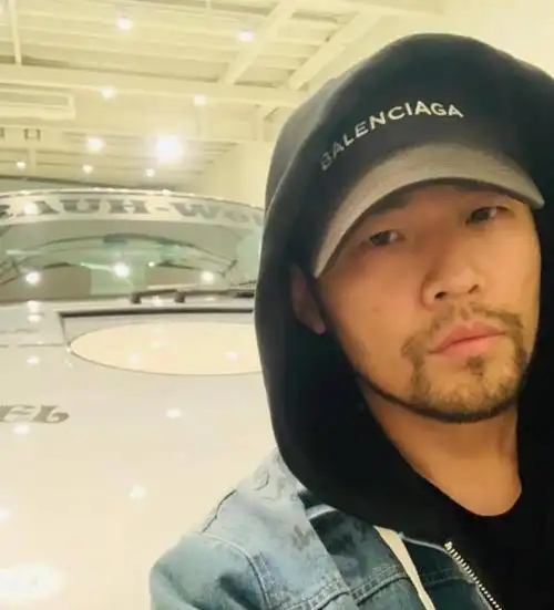 周杰伦晒儿女正面照,却被粉丝花式催新专辑,他的胡子却成关注点