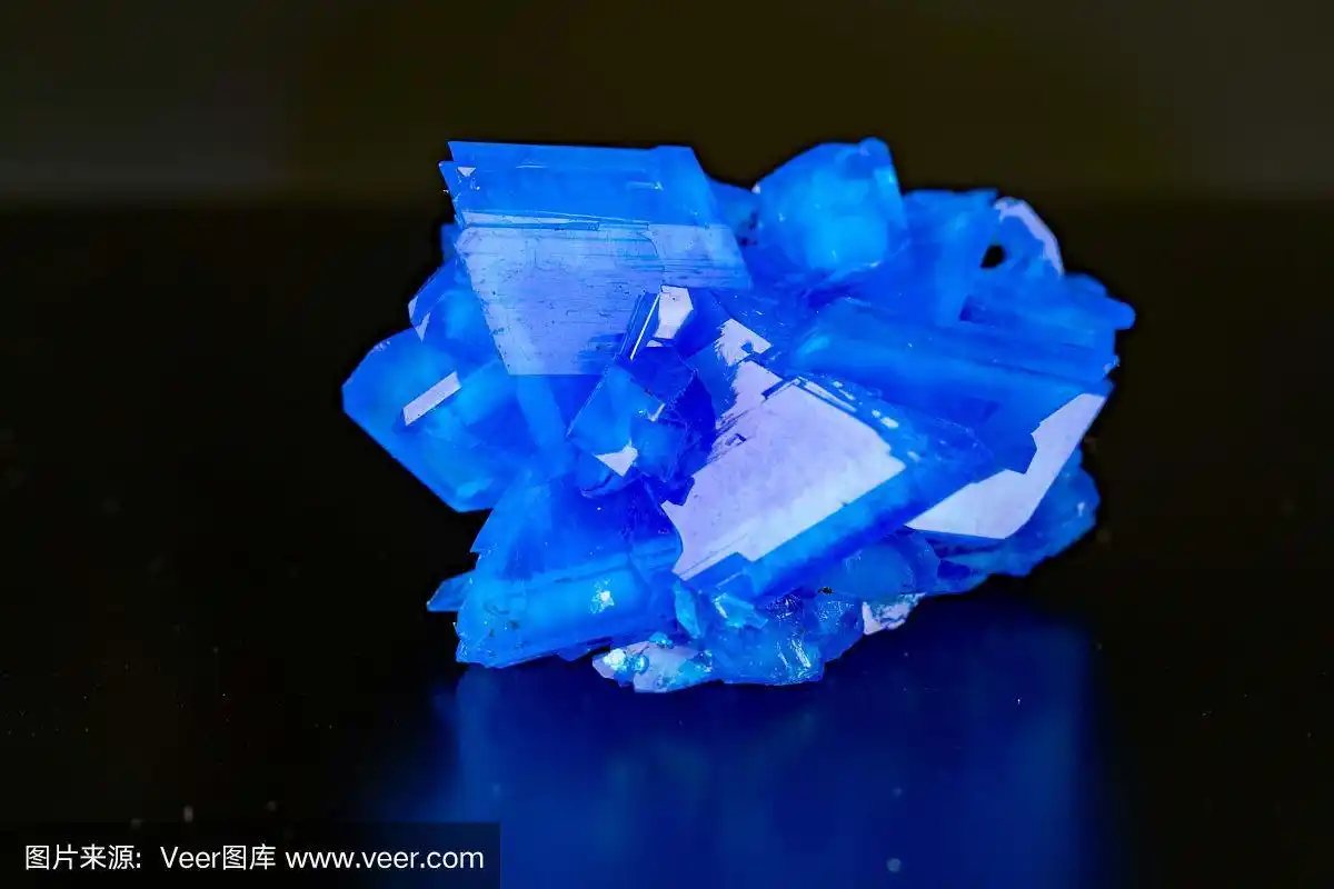 黑色背景上的蓝色天然水晶矿物