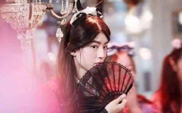 王俊凯手持一把扇子,这个扮相让很多女生都惭愧吧!