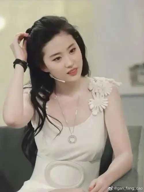 刘亦菲白色吊带裙