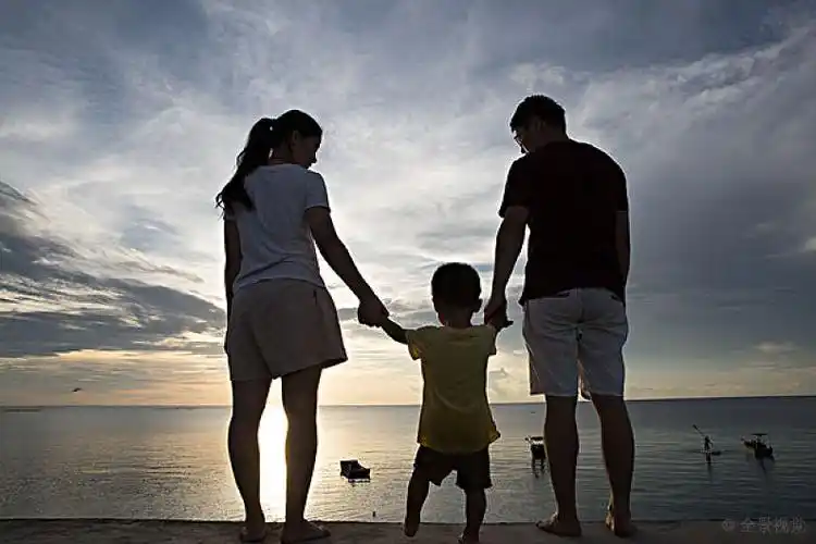 一家三口,海边,背影_高清图片_全景视觉