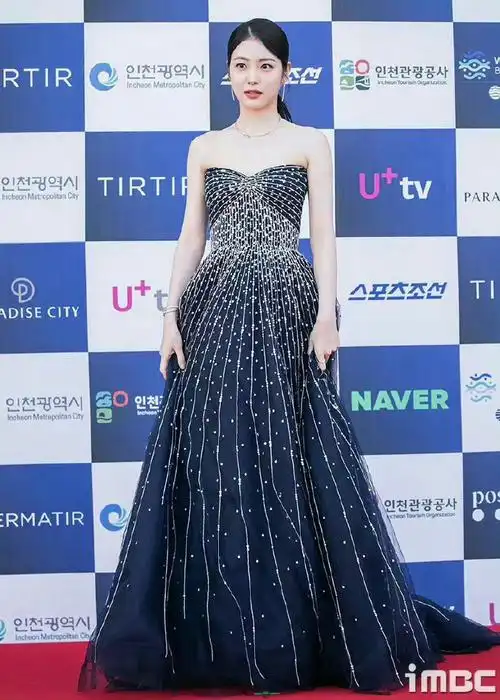 韩国女星红毯礼服非黑即白##青龙节清一色的黑白礼服