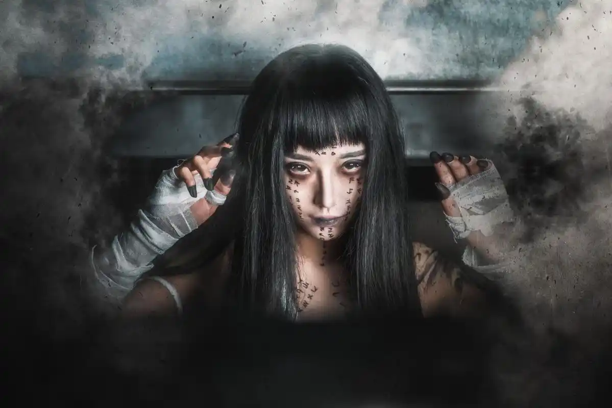 漂亮小姐姐的超恐怖角色扮演,表达对衰老与死亡的恐惧