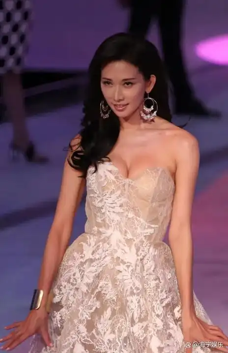 林志玲:低胸礼服展事业线,极致魅力尽显