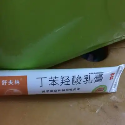 宝妈过敏了擦了医生开给宝宝擦湿疹的药膏,还能给宝宝吃母乳吗?