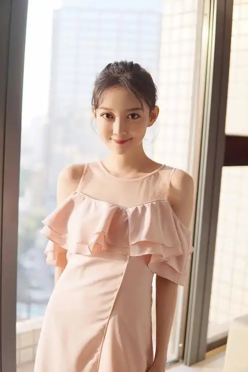 汪小敏九月时尚大片上线可甜可盐魅力流露