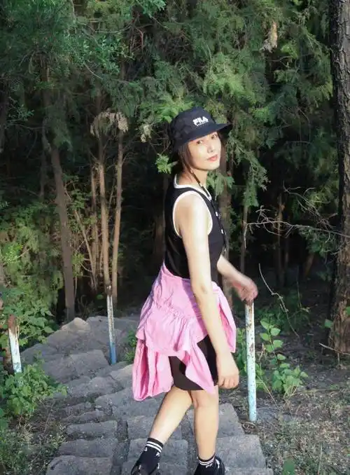 女神高圆圆分享爬山动态,背心短裤秀出苗条身材_运动_白色_黑色