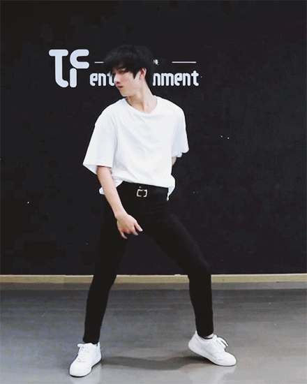 鲜肉男星的超帅顶胯图,易烊千玺,蔡徐坤,陈立农等你们pick谁?