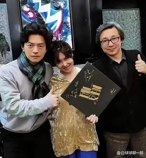 李健罕见秀恩爱!49岁与妻子孟小蓓高清正脸首曝光