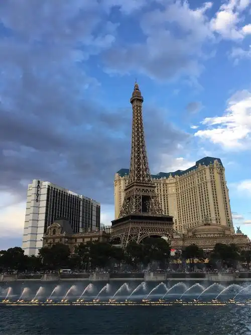 拉斯维加斯是美国内华达州最大的城市,也是座享有极高国际声誉的城市.