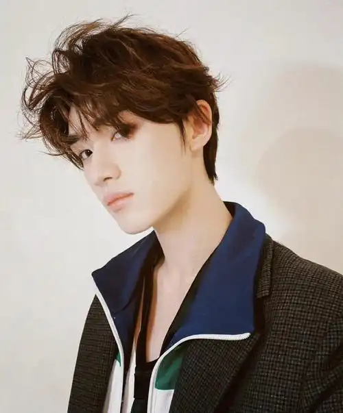 丁程鑫个性随拍解锁全新发型引发热烈讨论