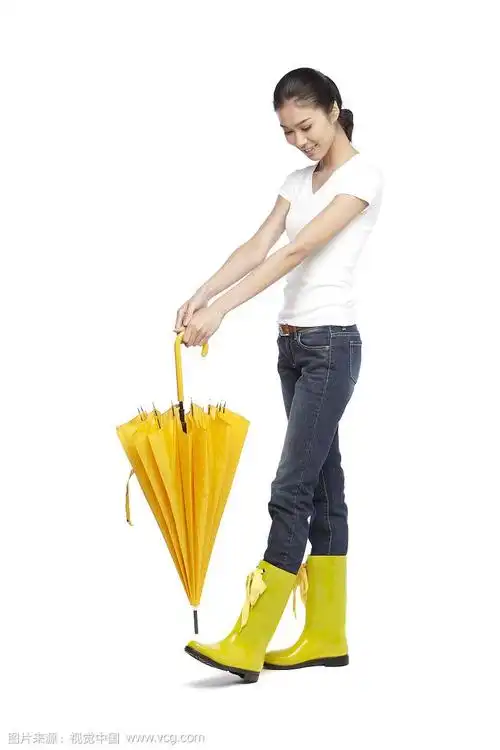 穿雨靴撑伞的女人