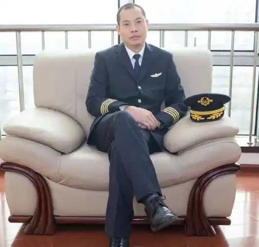 《中国机长》原型刘传建不只是个英雄,还是个宠粉狂魔_网友_航班_称号