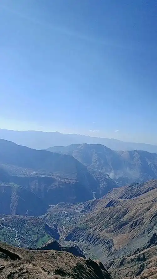 这是云南的雄伟壮观山河,当你走到无人区的大山里,远远一望无际的山川