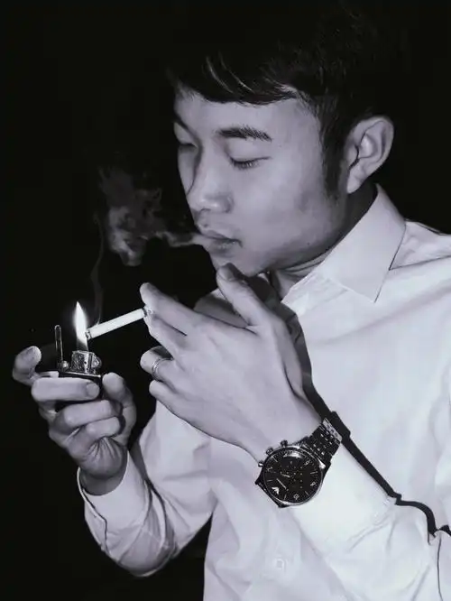 拍男士抽烟一个胡子拉碴的男人