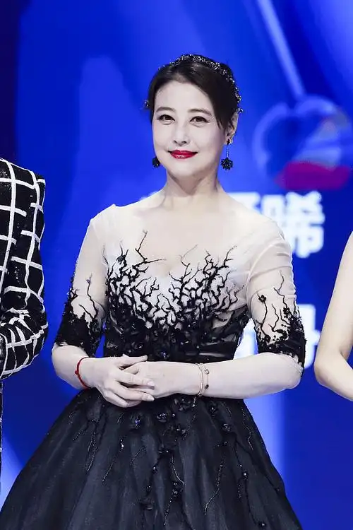 原创55岁的周海媚颜值还那么高穿礼服裙优雅高贵真是活到老美到老