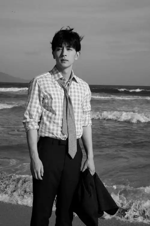 邓伦海岸胶片写真