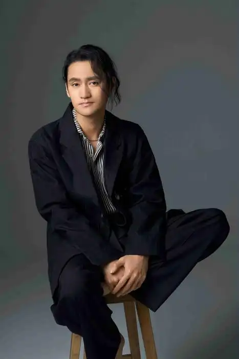 袁弘全新写真赤脚出镜 红蓝光影碰撞尽显随性不羁