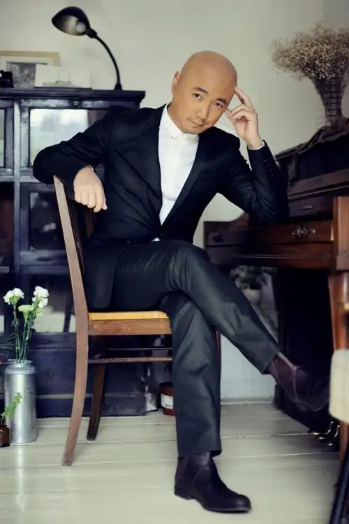 小光头也文艺 徐铮光头清新写真曝光(图)_搭配资讯_中国服装网