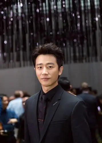 黄轩雅韵型格巴黎看秀 再成"老佛爷身旁的男人"