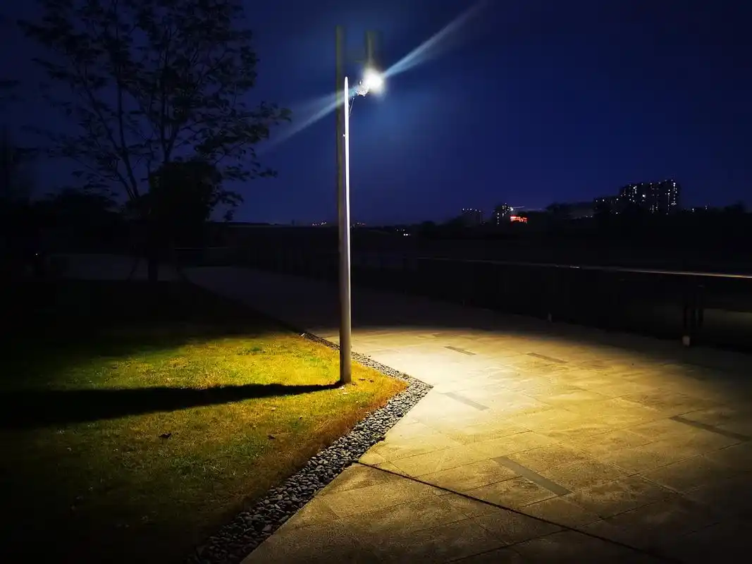 夜晚城市,灯火阑珊 人们独自徘徊,孤独伴随着身影 一盏盏路灯,为归家