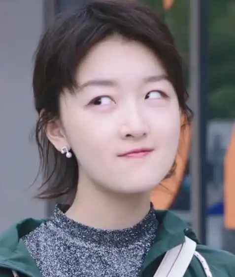 周冬雨大玩"斗鸡眼",上下左右全来一遍,真害怕她眼睛抽抽了!