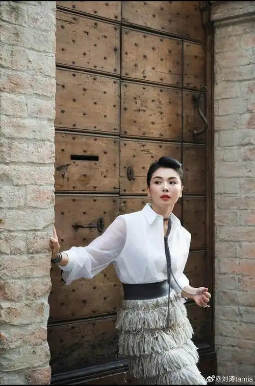 在这组照片中,刘涛身穿白色衬衫搭配半身长裙,展现出了她知性优雅的一
