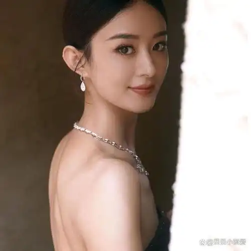 赵丽颖一袭抹胸长裙端庄优雅,盘发而立秀光滑美背