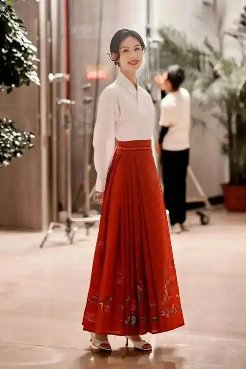 而柳岩身上的半透雪纺衬衣,则更显优雅知性.