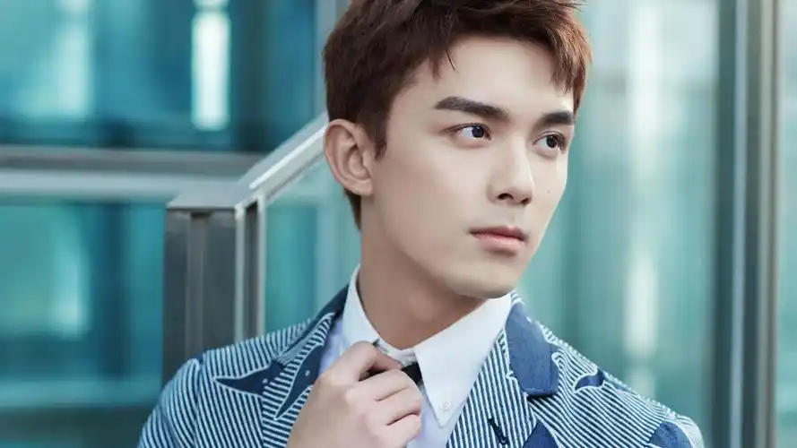 电脑壁纸 明星 大陆明星 阳光帅气大男孩吴磊时尚写真