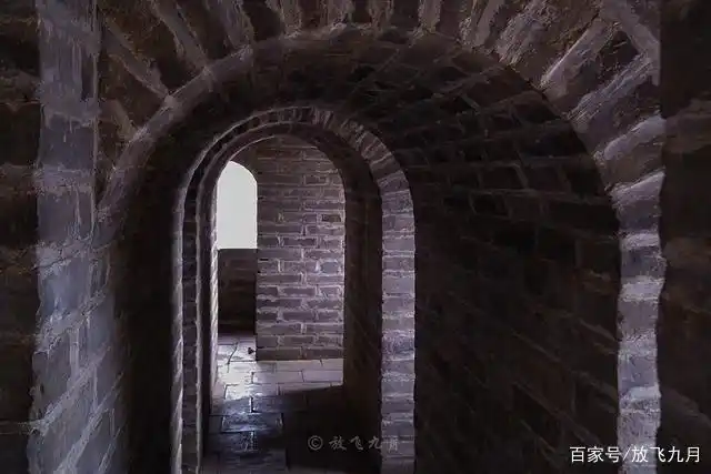 到这里拍长城空无一人,烽火台像迷宫,冰瀑水中倒影