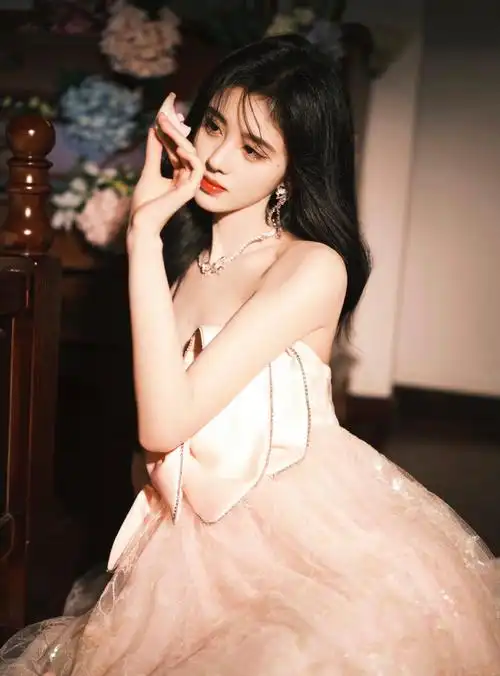 鞠婧祎年货节舞台造型大片 淡粉色公主裙的小鞠就是公主本人吧!