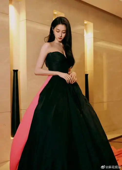 关晓彤粉黑拼接长裙造型##关晓彤国剧盛典红毯生图状态