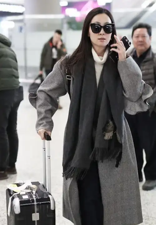 小陶虹现身机场,格纹大衣搭配丝绒阔腿裤,低调保暖还显气质!