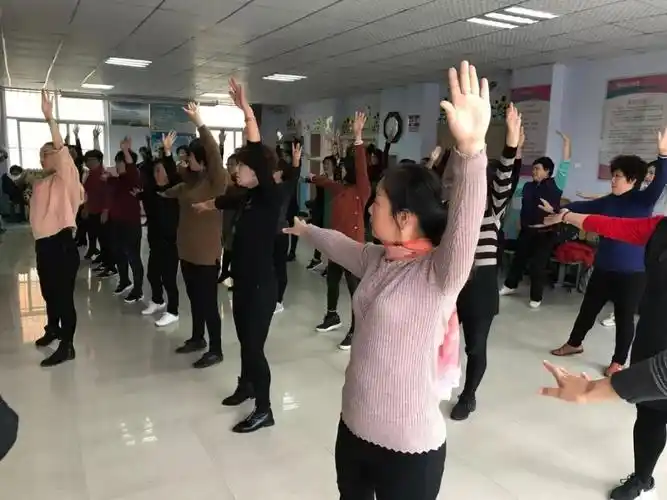 新时代文明实践莱城区凤城街道村居广场舞培训班开课啦