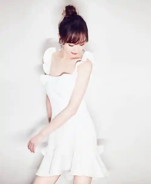 唐嫣白色吊带礼服性感写真_唐嫣_吊带_礼服