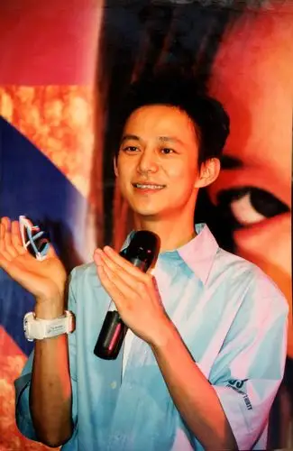 何炅罕见旧照曝光,大拇哥模样似中学生