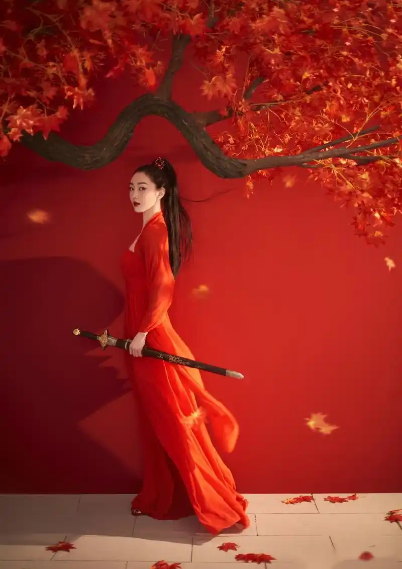 宣璐一袭红衣女侠装出镜, 英气十足!