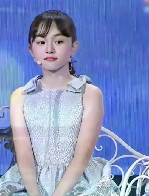 她因颜值太高被禁止整容,现今长大后变成这样,11岁发际线就堪忧