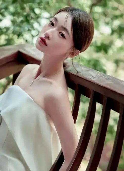 吴谨言白色抹胸裙搭配精致妆容活力满满表现力十足