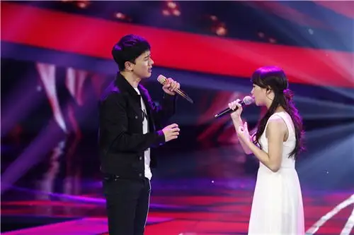 张杰与美女队员深情对唱