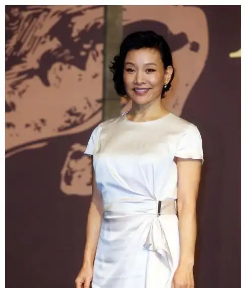 57岁陈冲 发福明显,这丰腴的身材却更加迷人了,很有韵味!_网易订阅