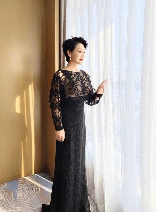 60岁的王姬状态依然出色,穿着蕾丝礼服惊艳亮相,气质似少女