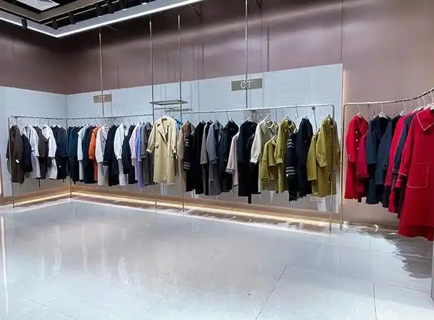 女装服装店的简介(开品牌女装折扣店从哪里进货)(1)