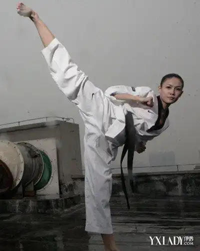 【图】张蓝心 劈腿 张蓝心劈腿大秀腿功