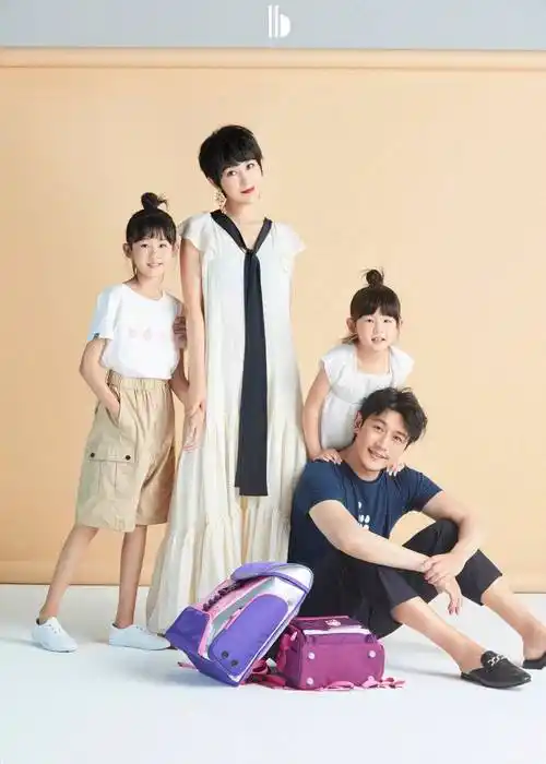 陆毅一家四口也太幸福,出门合照像拍大片,看颜值都不知道羡慕谁